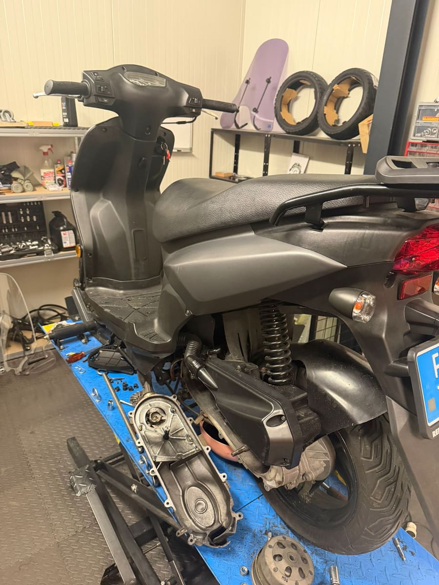 Scooter in de werkplaats van RH Scooter Service